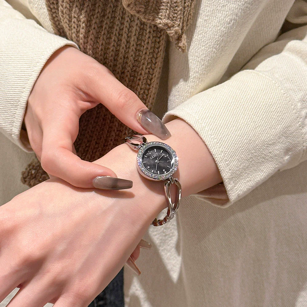 Women's Casual Elegant Alloy And Stainless Steel Quartz Bracelet Watch With Round Dial And Rhinestone Frame - Image 3