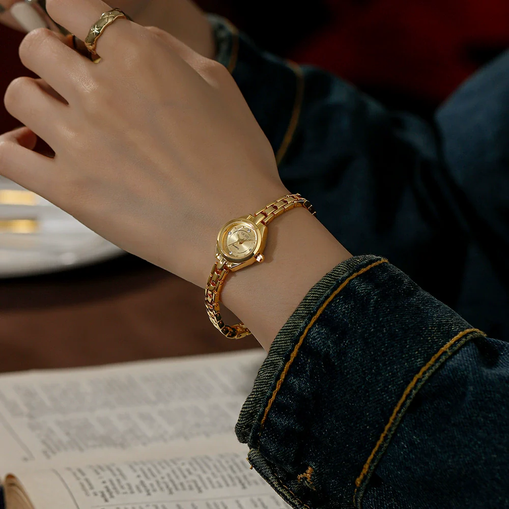 Women's Casual Mini Round Alloy Case And Strap Quartz Watch With Printed Logo - Image 4