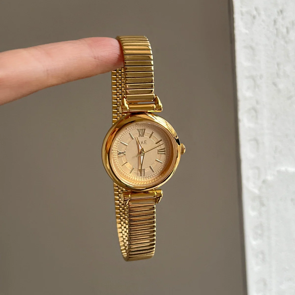 Women's Casual Round Alloy Case Imitation Leather Strap Watch With Roman Numeral Retro Style - Image 2