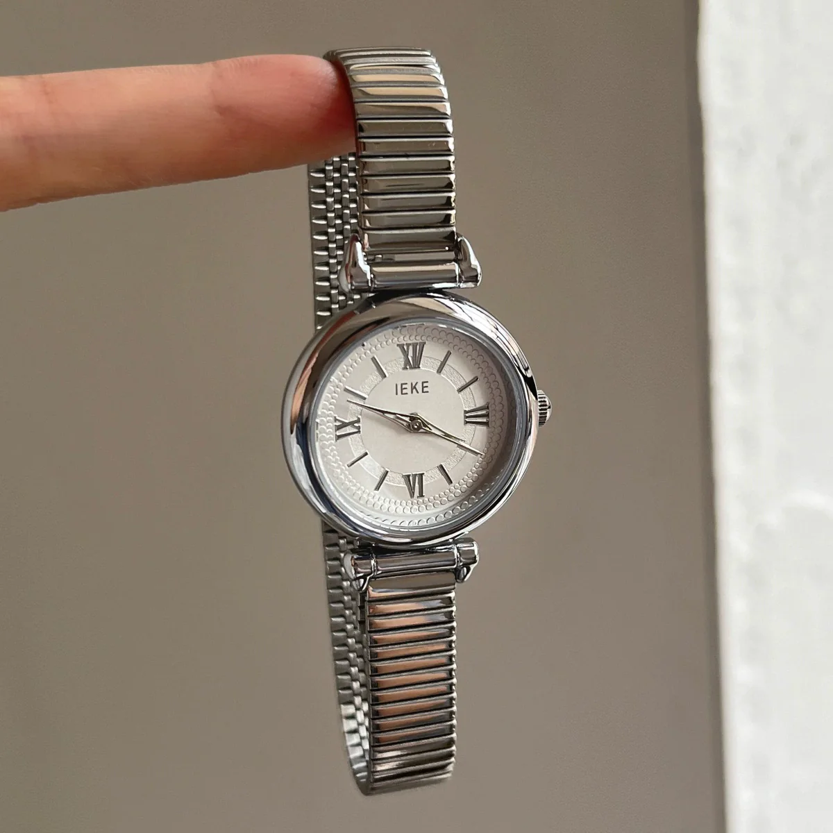 Women's Casual Round Alloy Case Imitation Leather Strap Watch With Roman Numeral Retro Style - Image 8
