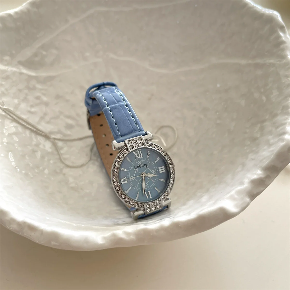 Women's Casual Watch With Round Dial Imitation Leather Strap Metal Case And Stainless Steel Buckle
