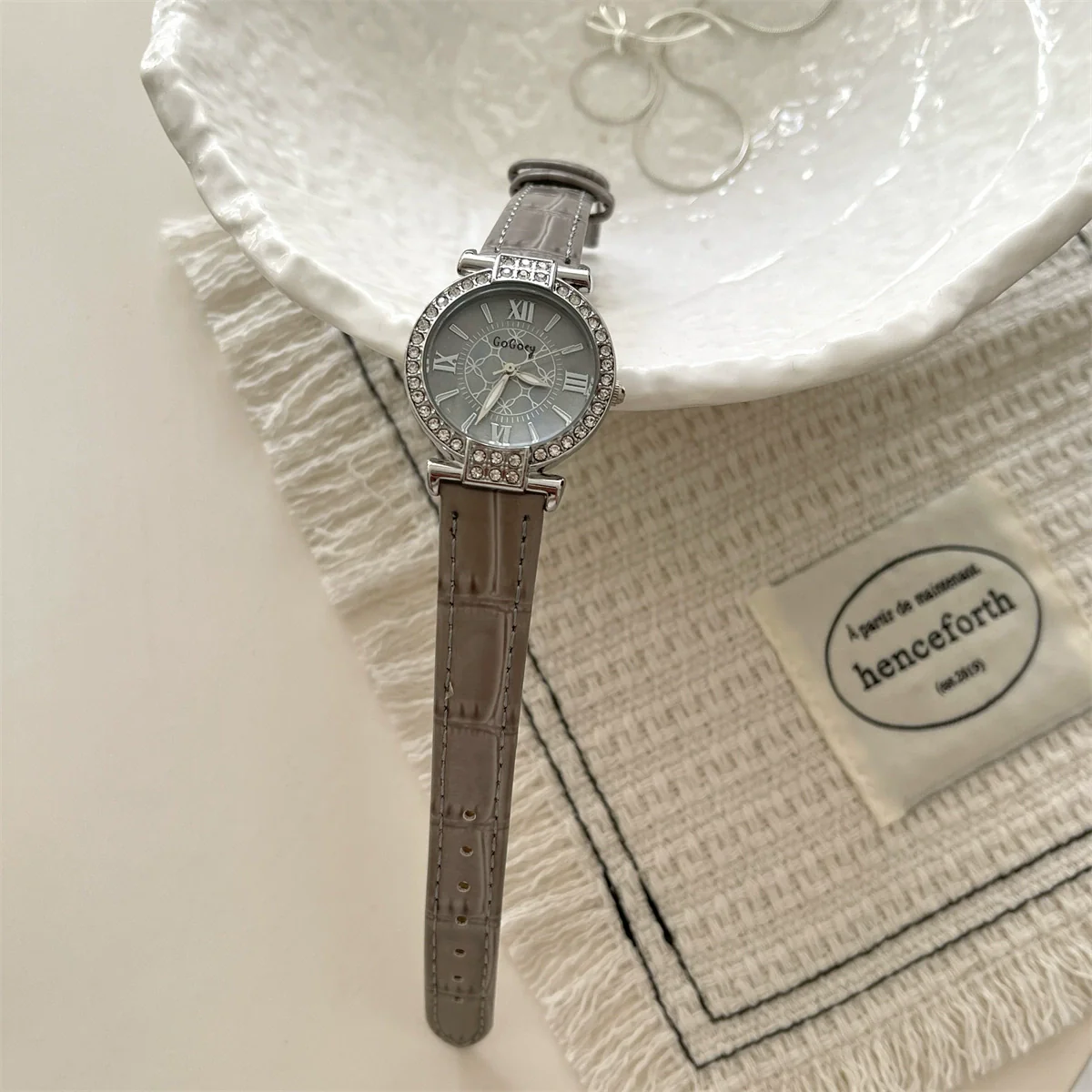 Women's Casual Watch With Round Dial Imitation Leather Strap Metal Case And Stainless Steel Buckle - Image 2