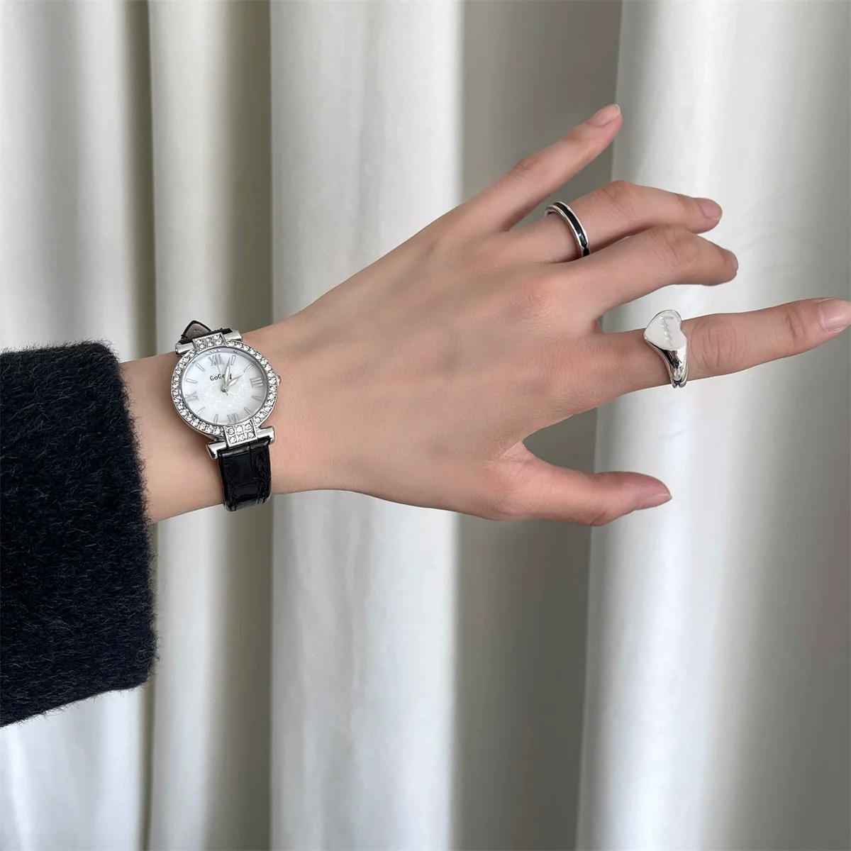 Women's Casual Watch With Round Dial Imitation Leather Strap Metal Case And Stainless Steel Buckle - Image 4