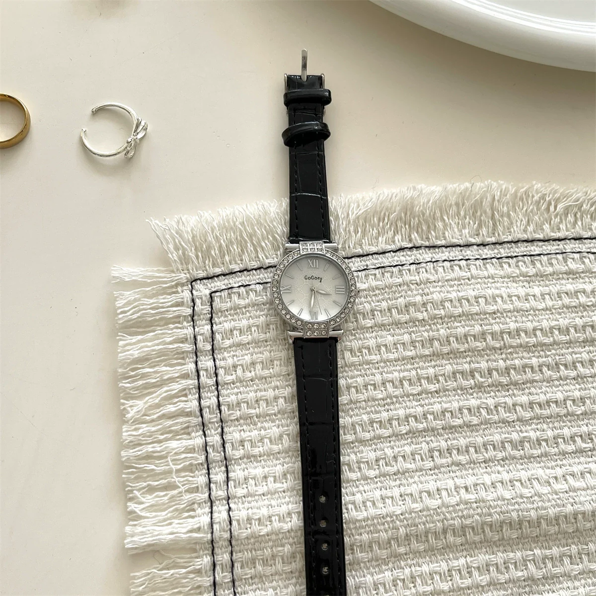 Women's Casual Watch With Round Dial Imitation Leather Strap Metal Case And Stainless Steel Buckle - Image 6