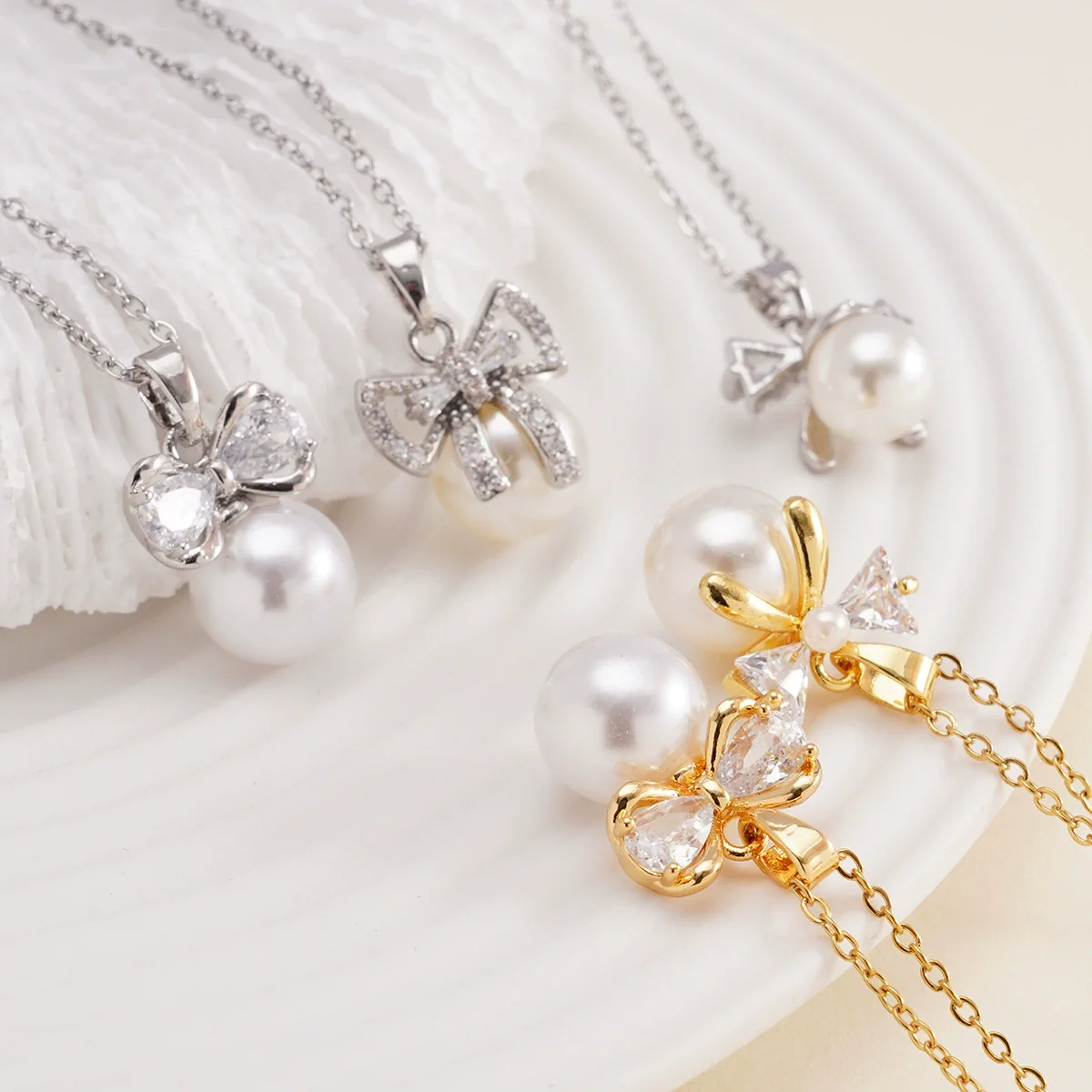 Women's Copper Zircon Necklace With Bow Pearl Pendant Electroplating Mixed Gemstone Inlay Light Luxury Design - Image 2