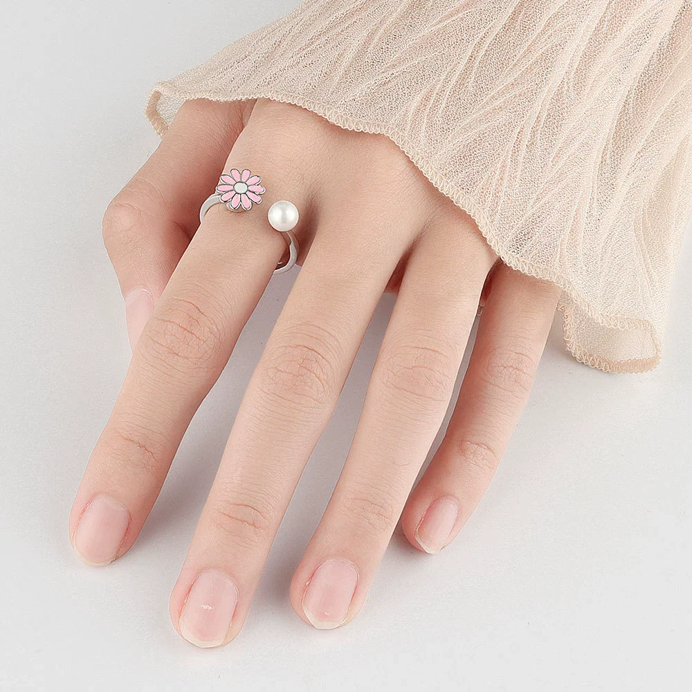 Women's Daisy Pearl Rotating Ring Copper Geometric Electroplating Jewelry - Image 3
