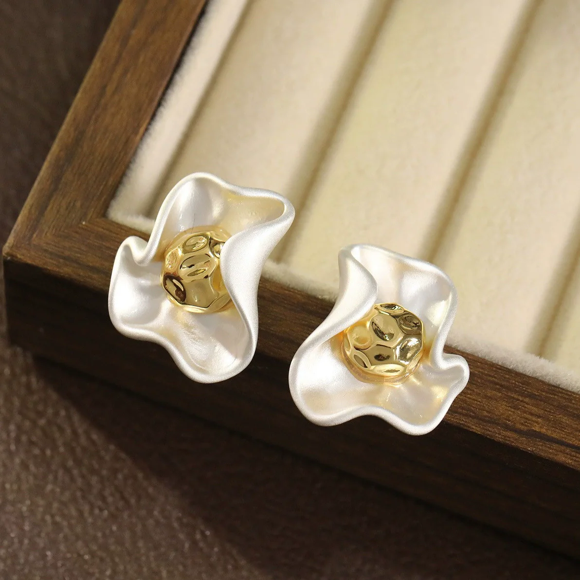 Women's Fashion Allmatch Metal Pleated Flower Earrings Copper Geometric Electroplated - Image 2