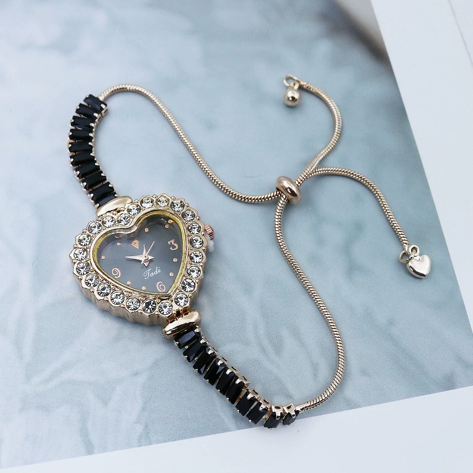 Women's Fashion Heartshaped Alloy Bracelet Watch With Diamondencrusted And Printed Logo - Image 2