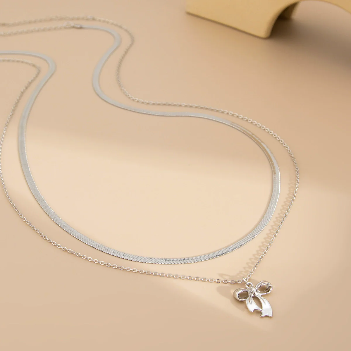 Women's Fashion Metal Waist Chain With Bow Pendant And Snake Bone Design Made Of Copper Chain Alloy - Image 4