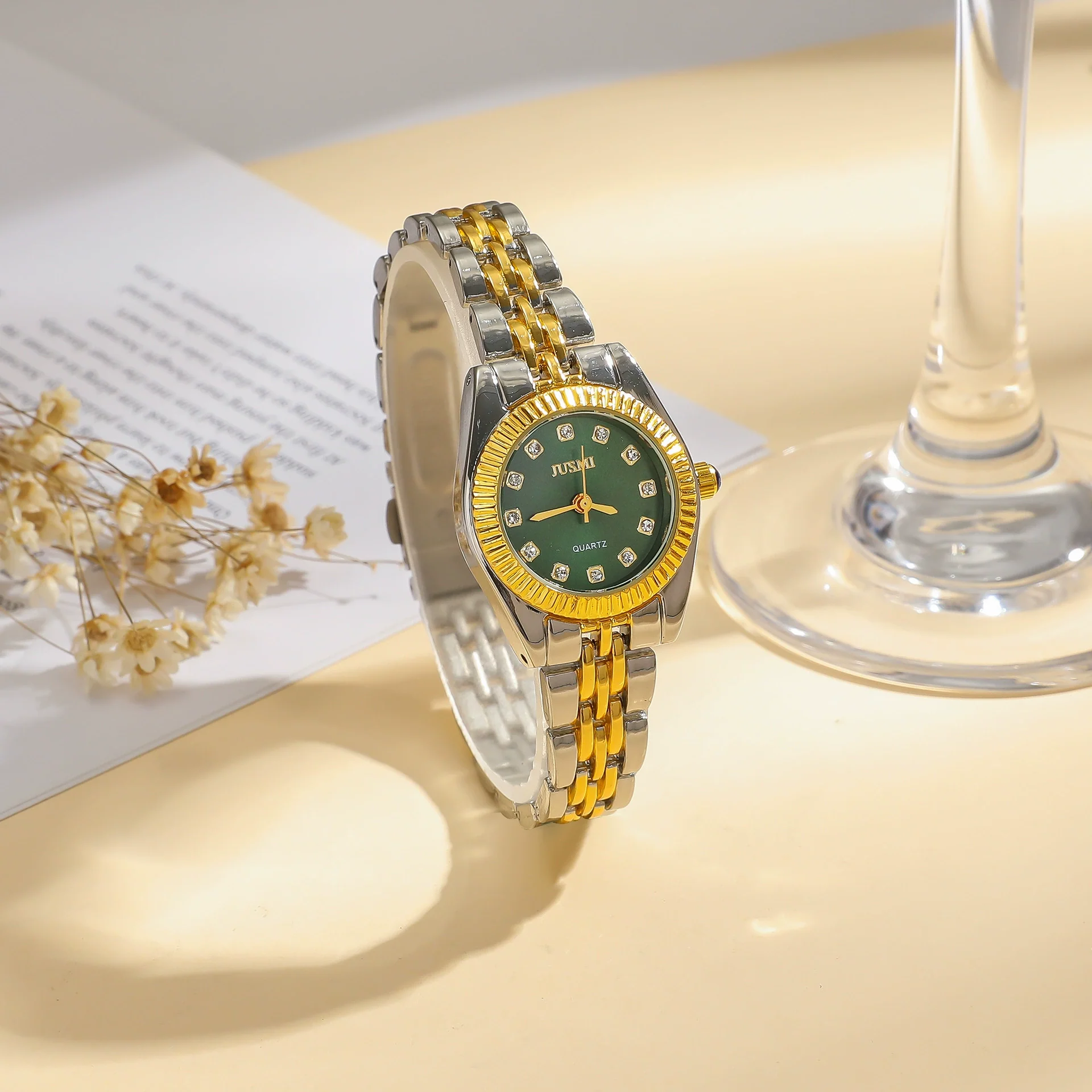 Women's Fashion Quartz Watch With Alloy Case And Strap Round Dial And Star Roman Face Design - Image 2