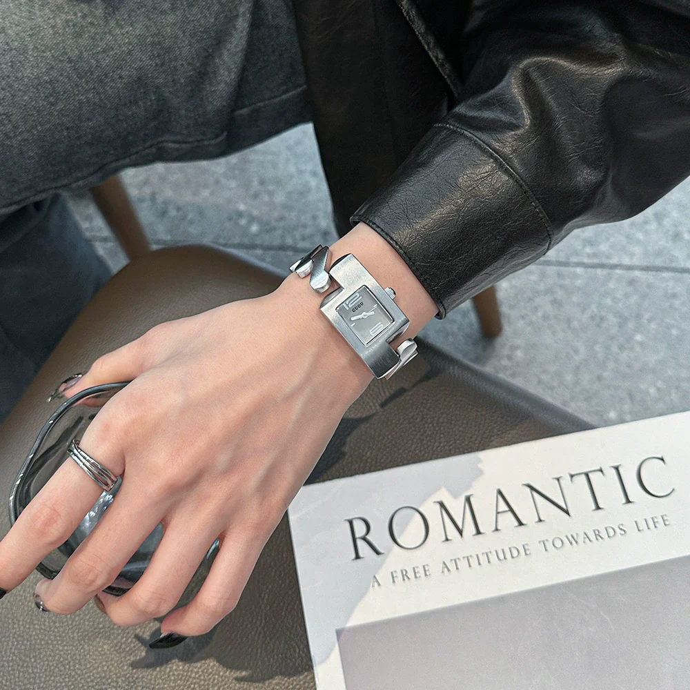 Women's Fashionable Vintage Watch With Steel Band Square Dial Alloy Case And Mineral Reinforced Glass Mirror - Image 3