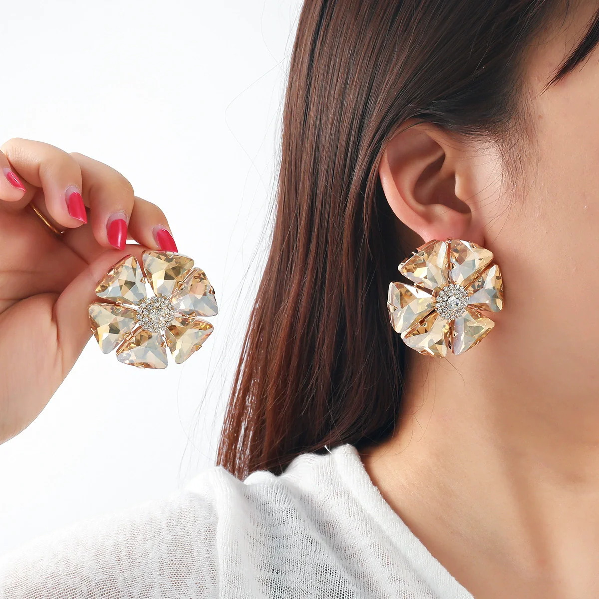 Women's Floral Artificial Crystal Earrings Set With Diamonds - Image 4