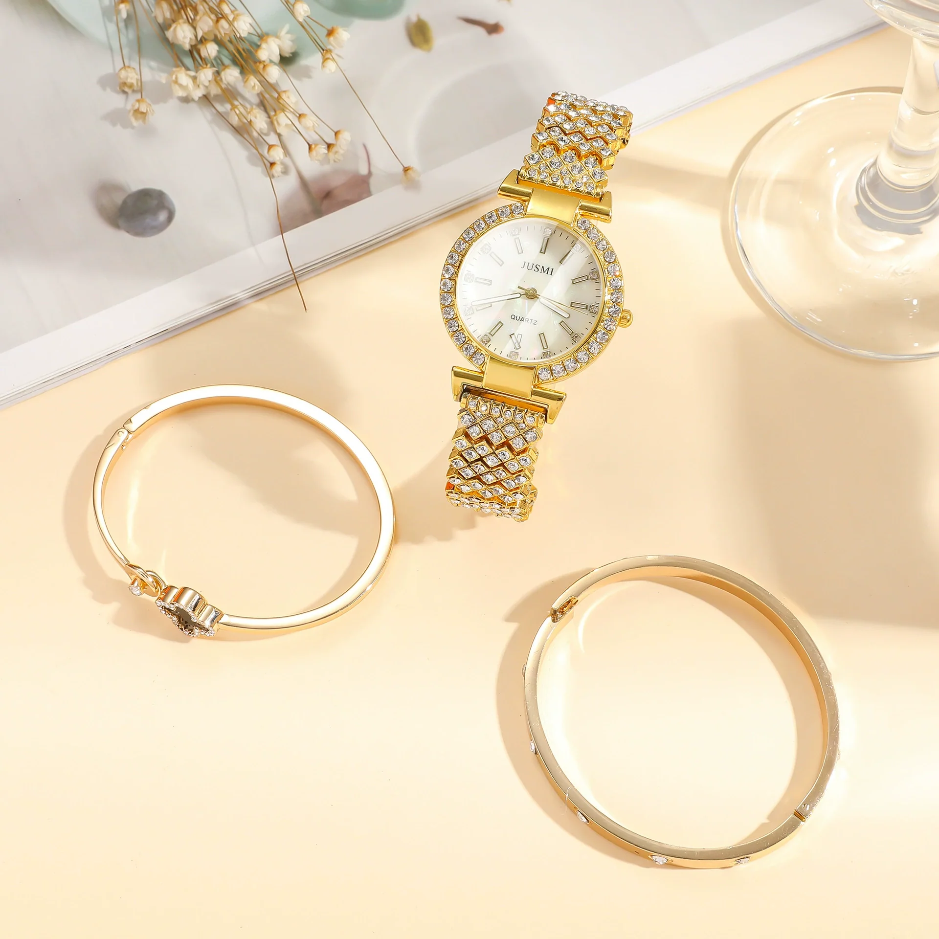 Women's Leisure Alloy And Stainless Steel Quartz Watch With Four Leaf Clover Design And Alloy Bracelet Set