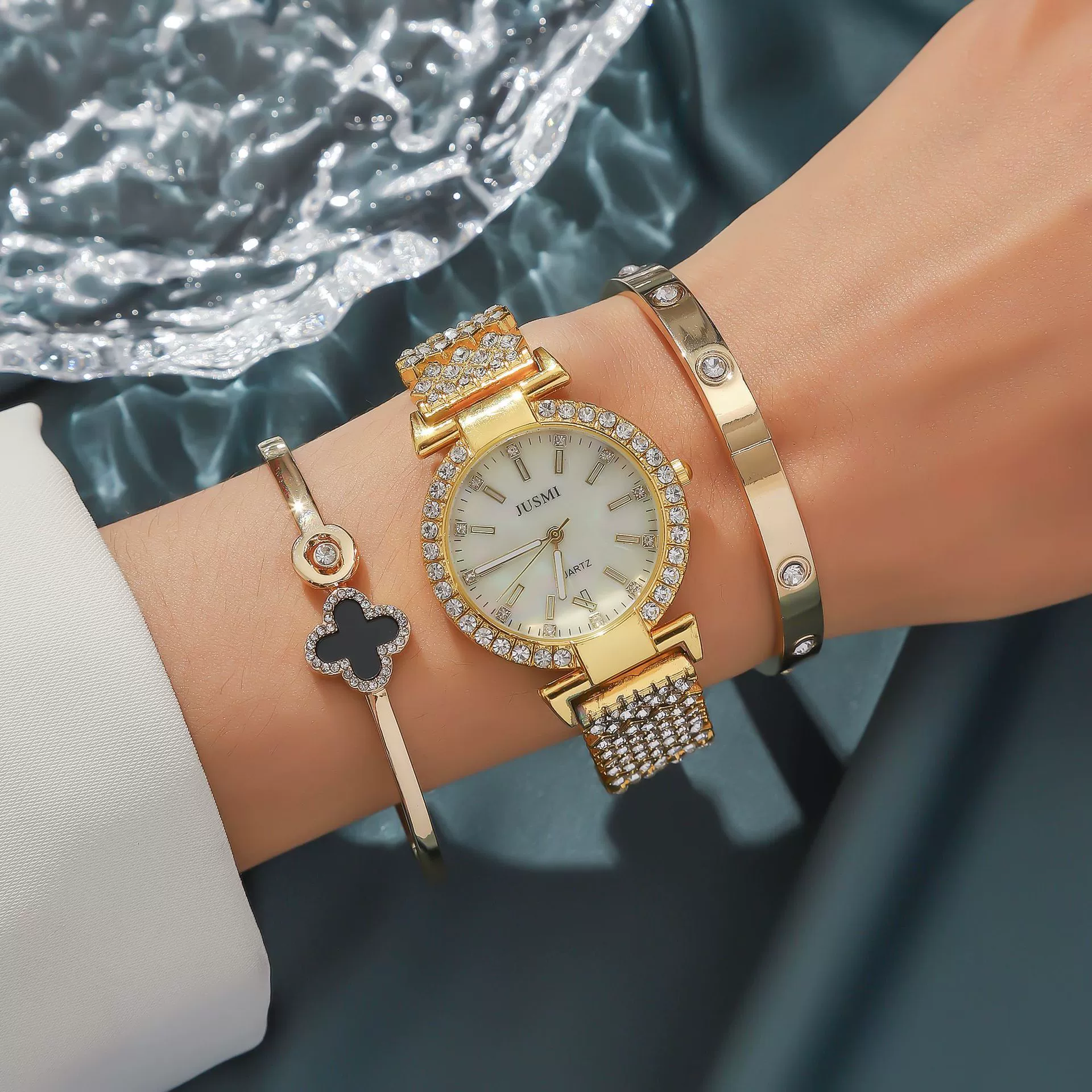 Women's Leisure Alloy And Stainless Steel Quartz Watch With Four Leaf Clover Design And Alloy Bracelet Set - Image 3