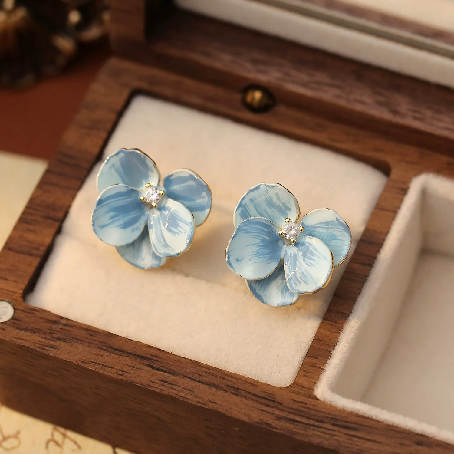Women's Light Luxury Highend Elegant Copper Flower Electroplated Earrings - Image 6