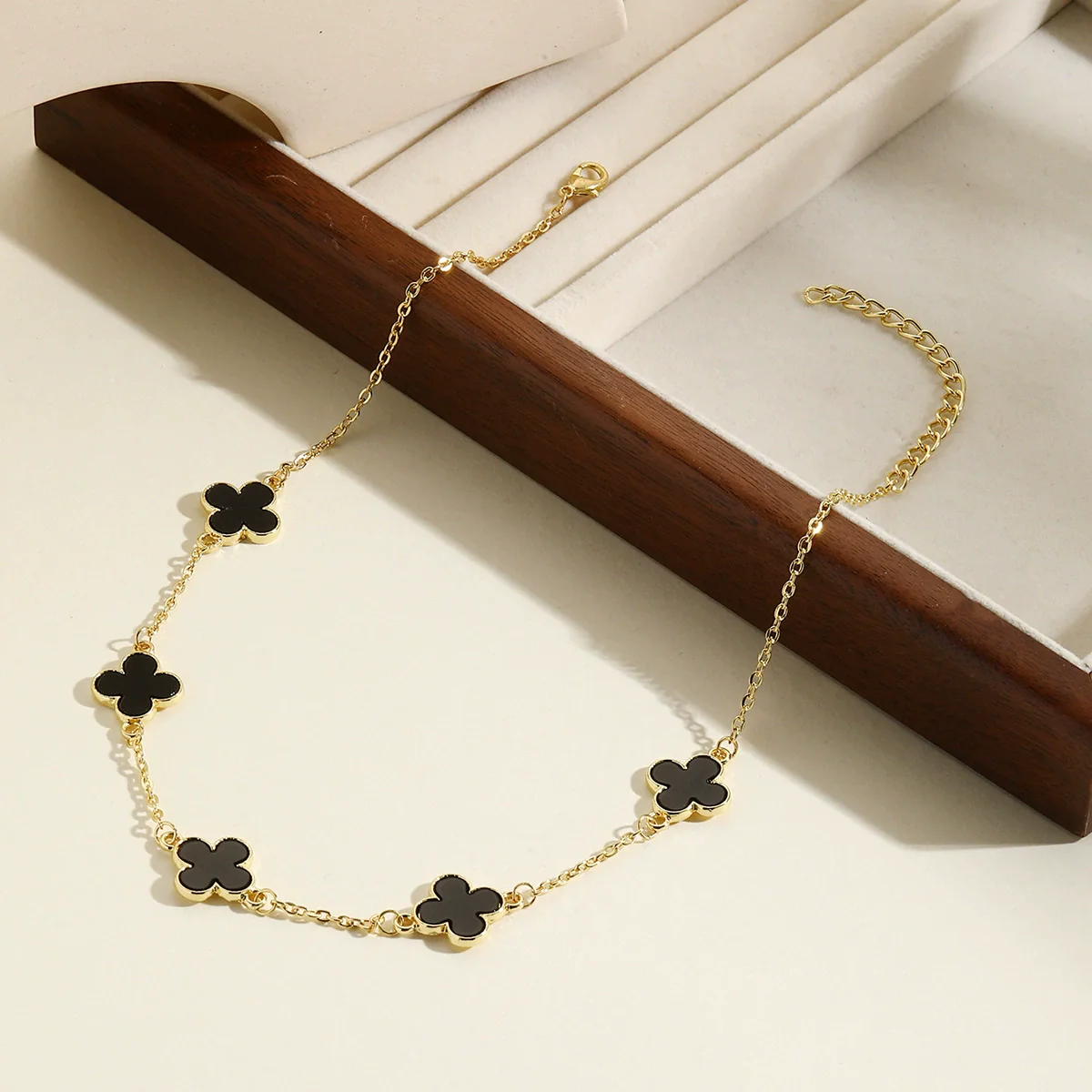 Women's Light Luxury Niche Highend Sense Fourleaf Clover Zinc Alloy Clavicle Chain Ochain Necklace With Geometric Pattern And Electroplating Treatment - Image 3