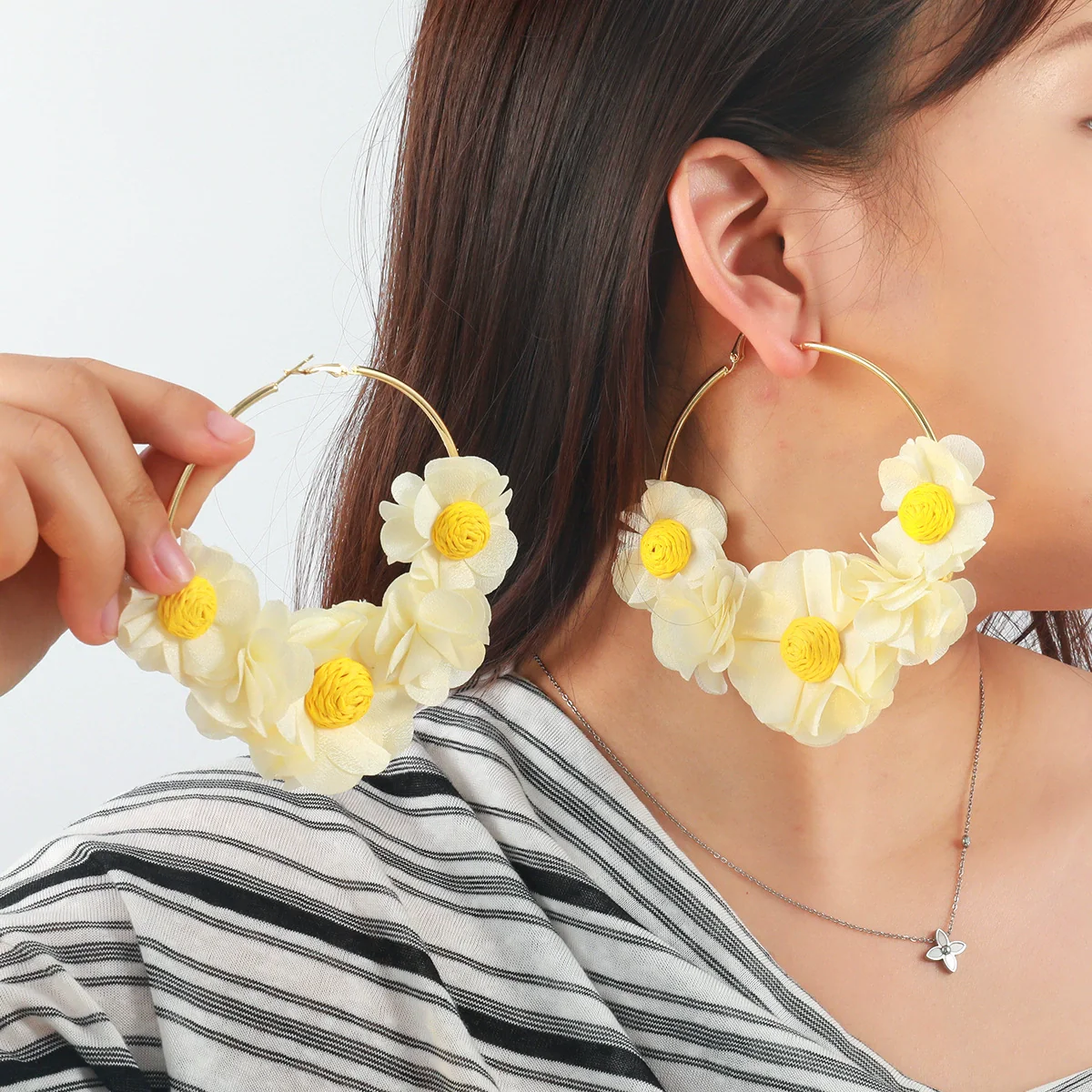 Women's Light Luxury Style Handmade Knitting Flower Pattern Alloy And Stainless Steel Earrings - Image 3