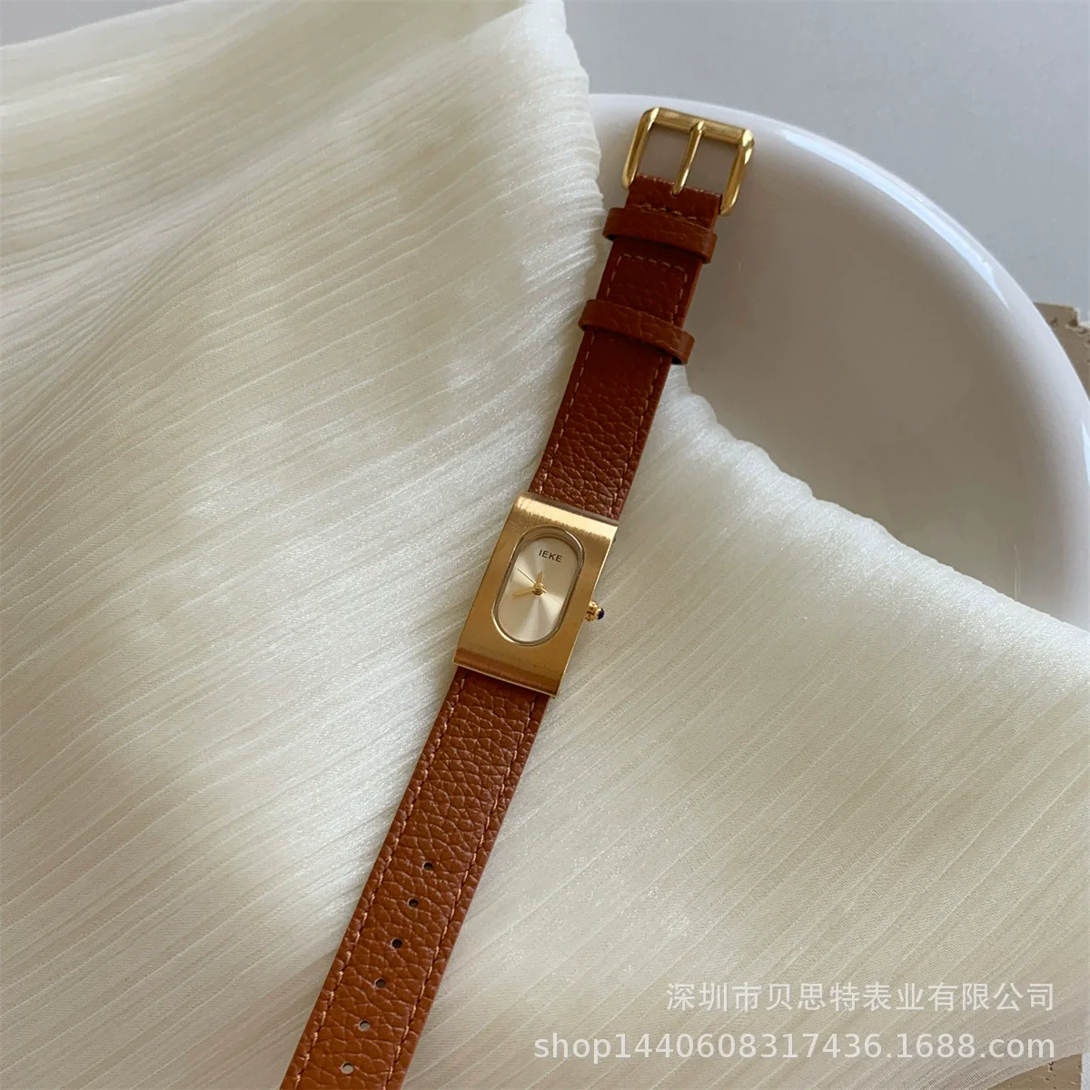 Women's Medieval Style Alloy Case Rectangular Quartz Watch - Image 3