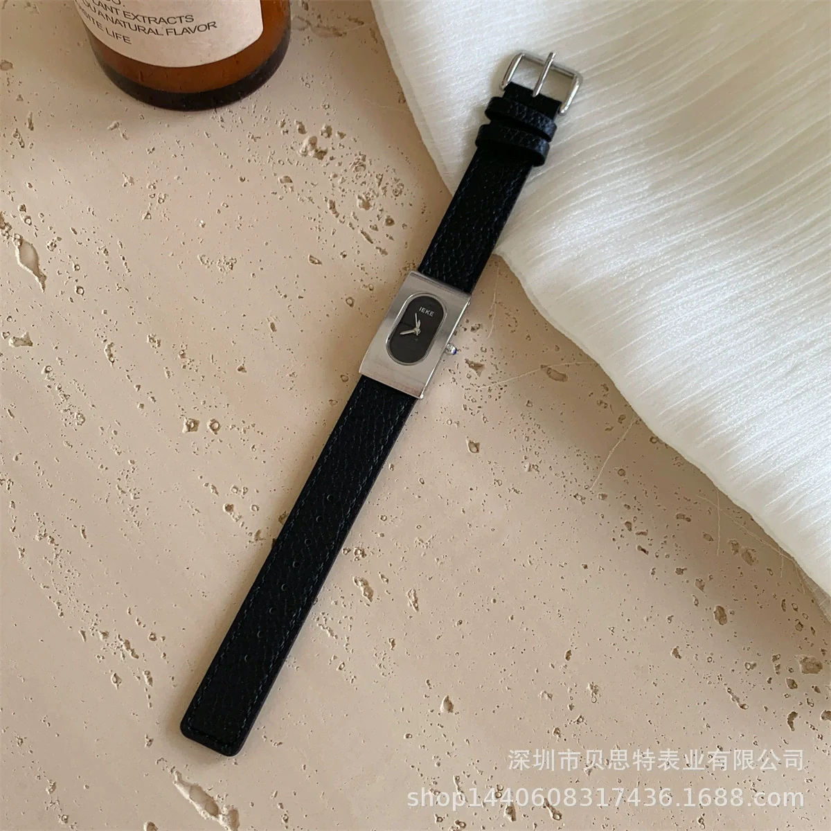 Women's Medieval Style Alloy Case Rectangular Quartz Watch - Image 4