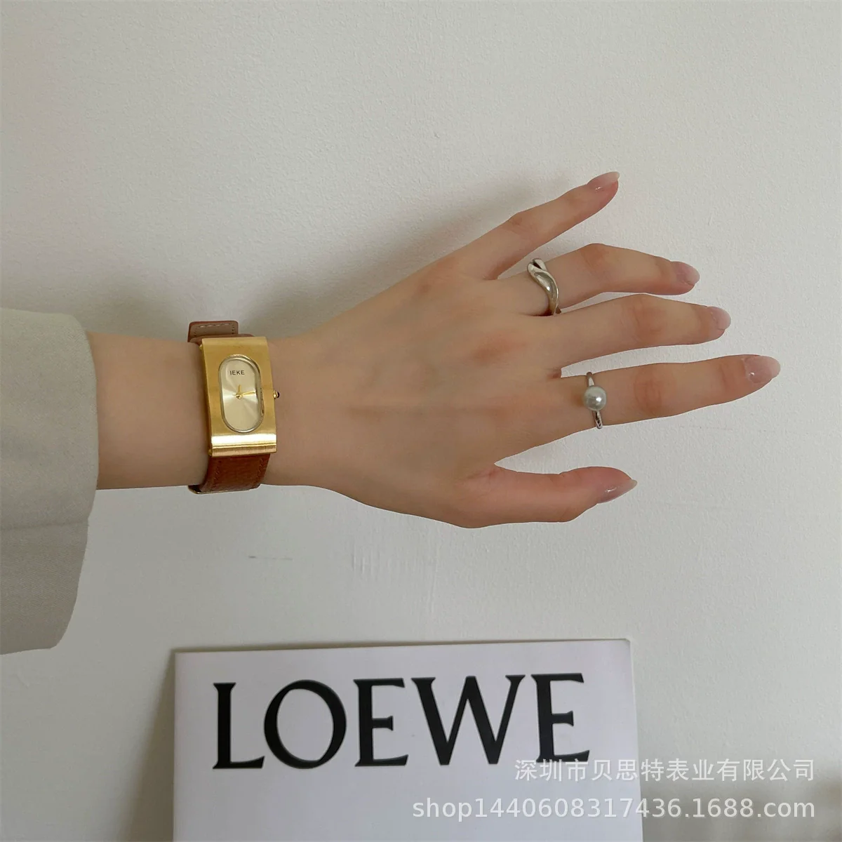 Women's Medieval Style Alloy Case Rectangular Quartz Watch - Image 5