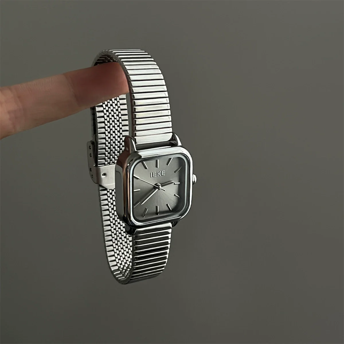 Women's Metal Alloy Band Round Dial Quartz Watch