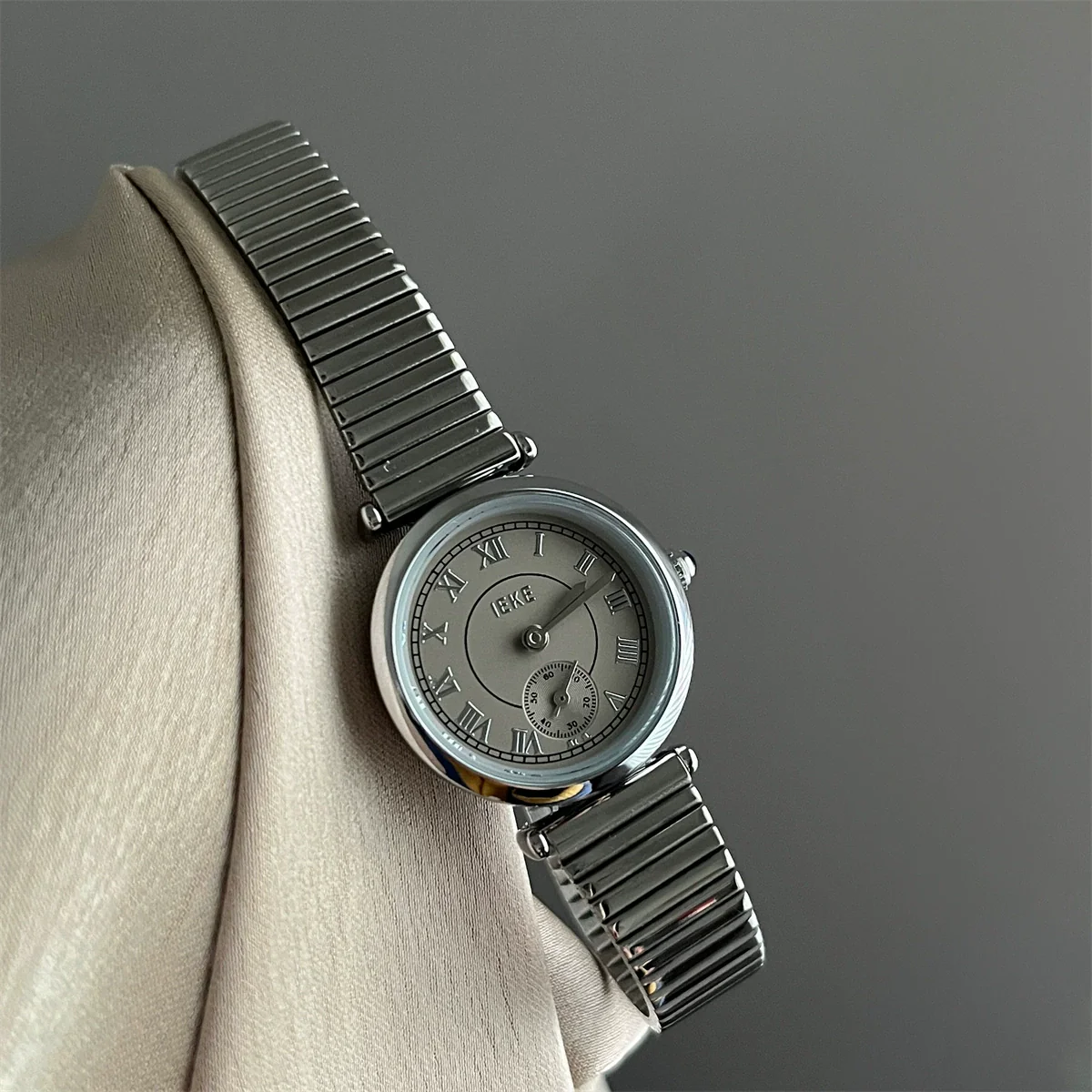 Women's Metal Alloy Band Round Dial Quartz Watch - Image 2