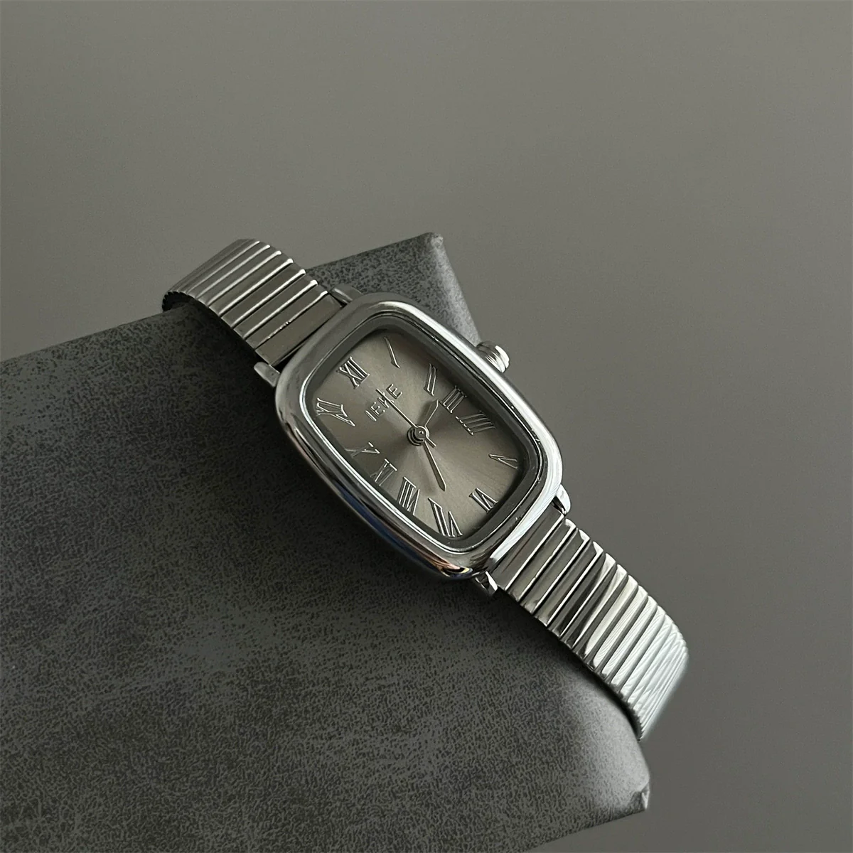 Women's Metal Alloy Band Round Dial Quartz Watch - Image 3