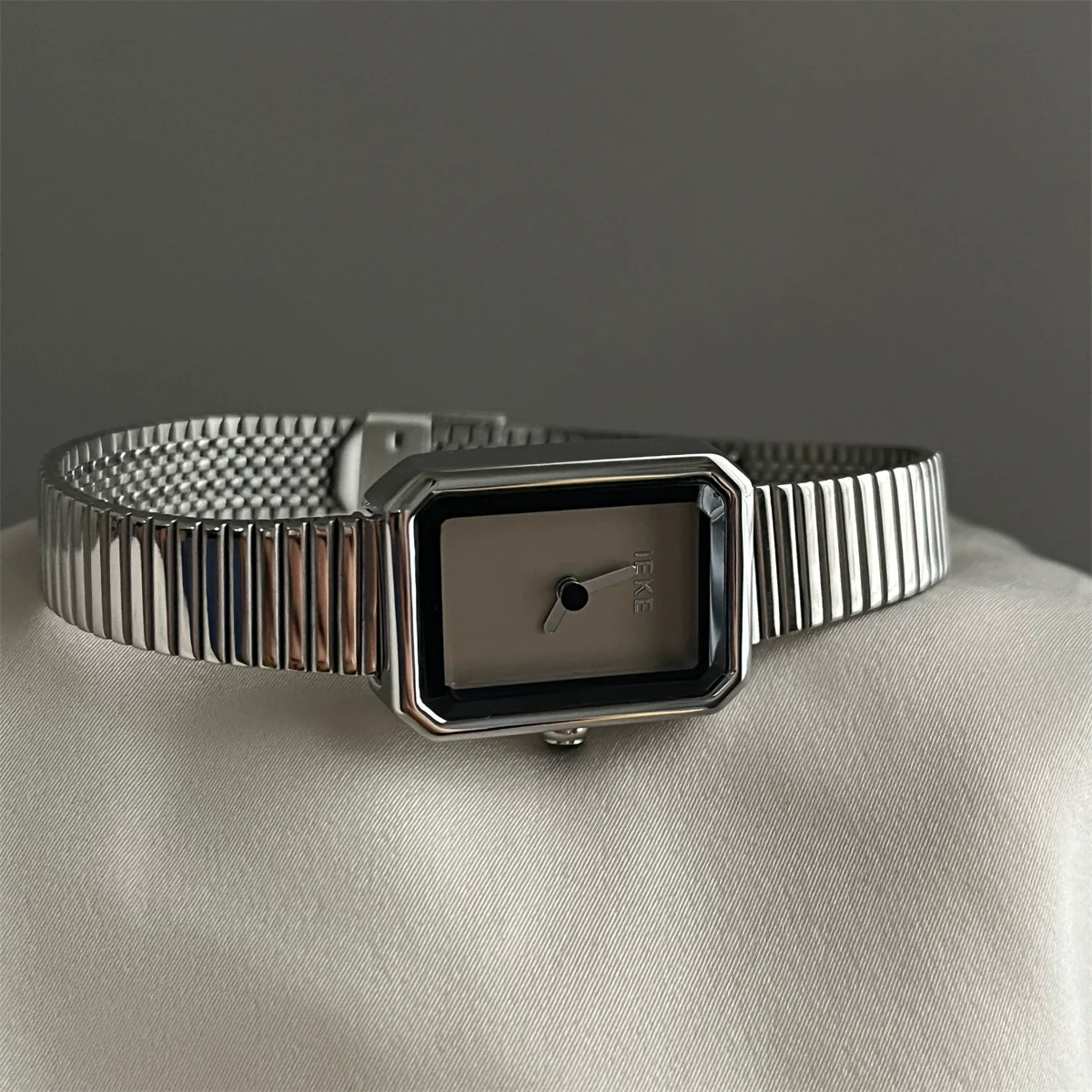Women's Metal Alloy Band Round Dial Quartz Watch - Image 4