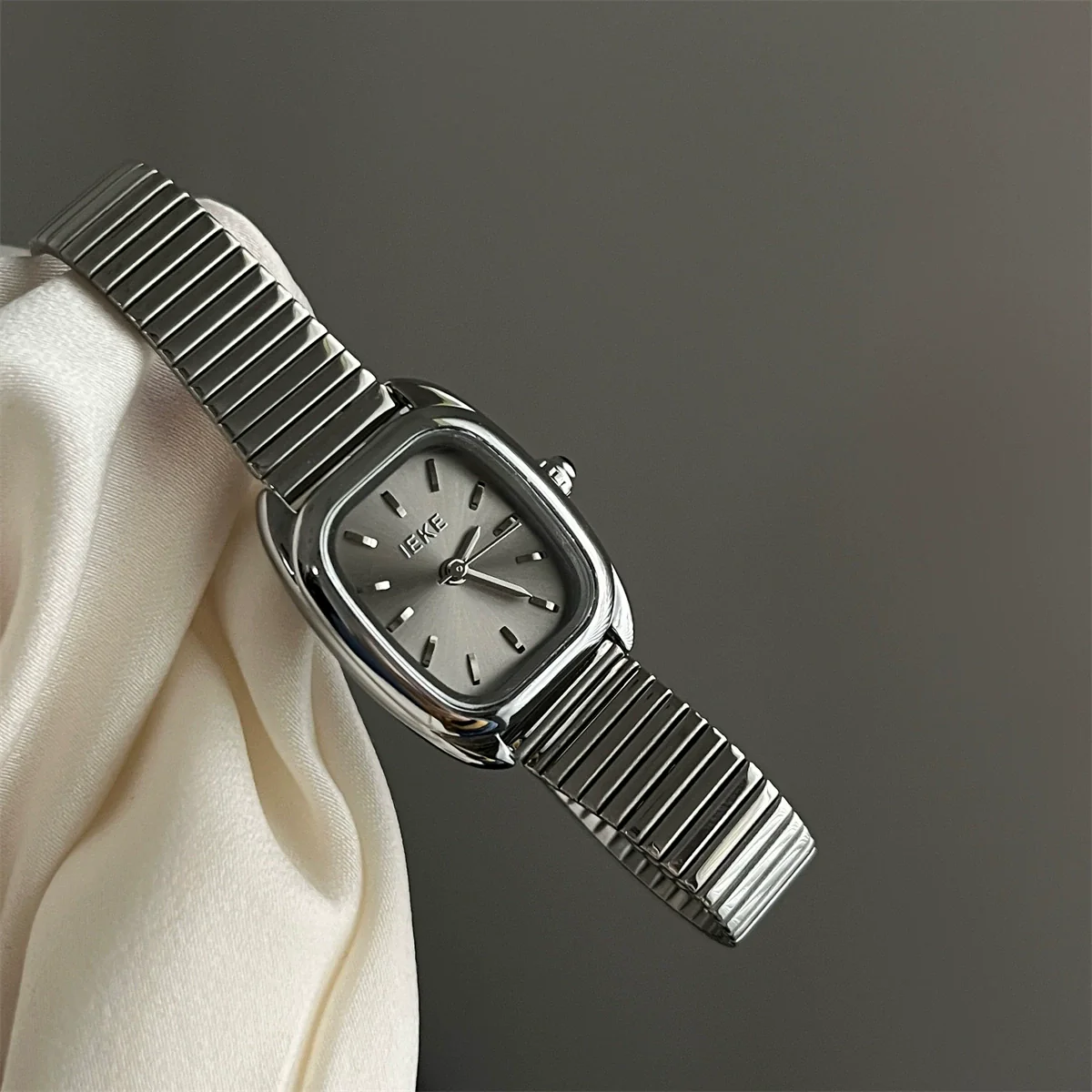 Women's Metal Alloy Band Round Dial Quartz Watch - Image 5