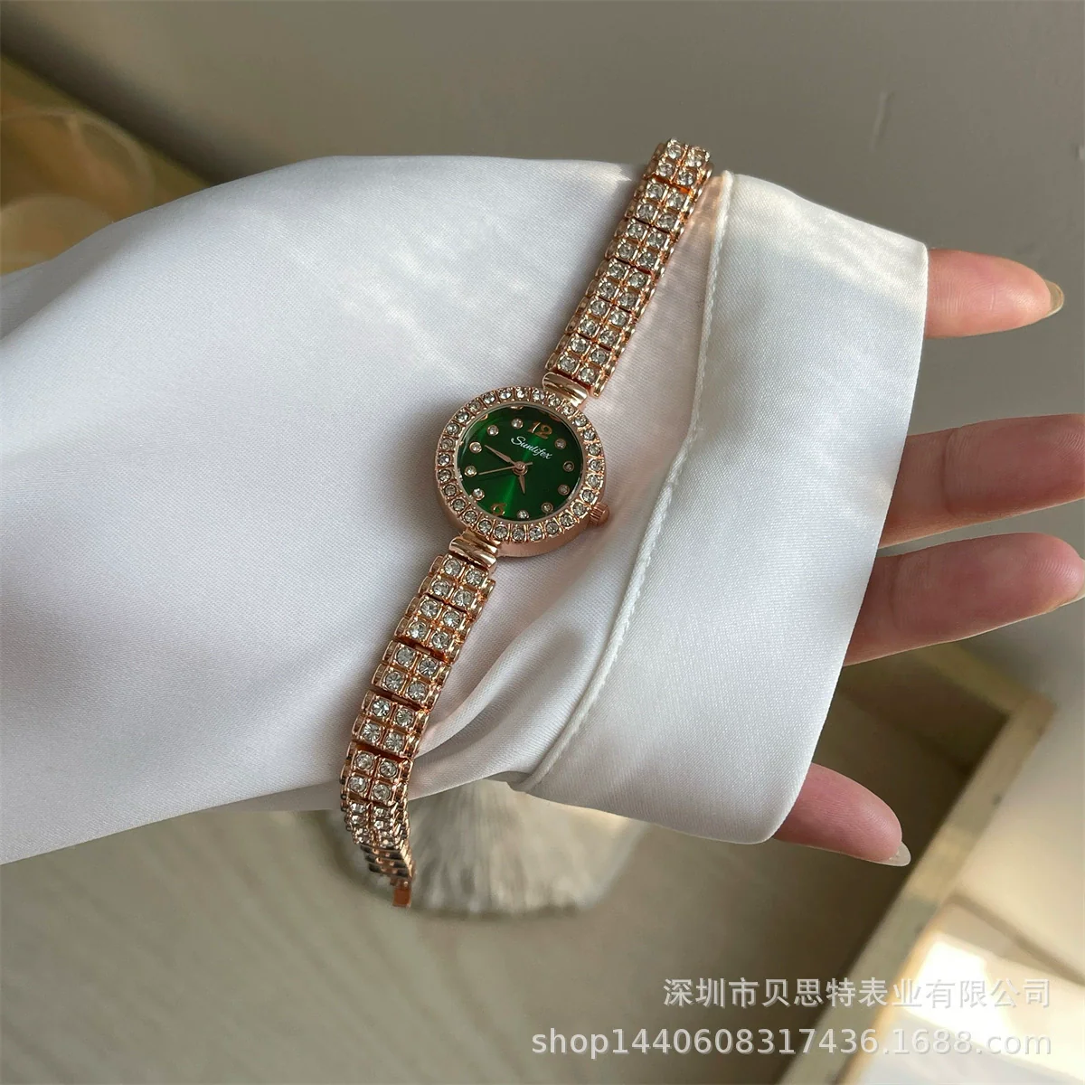 Women's Metal Alloy Round Dial Diamond Bracelet Watch Fashionable Style - Image 4