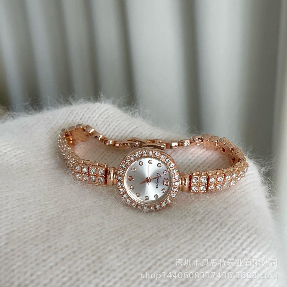 Women's Metal Alloy Round Dial Diamond Bracelet Watch Fashionable Style - Image 5
