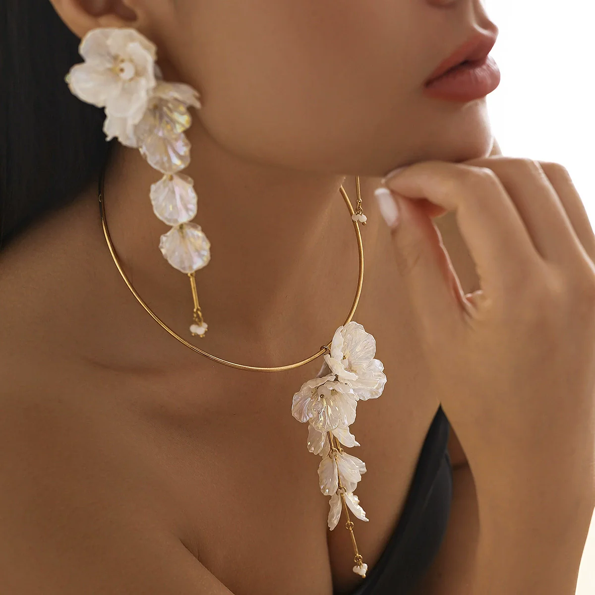 Women's Metal And Plastic Flower Clavicle Necklace And Earrings