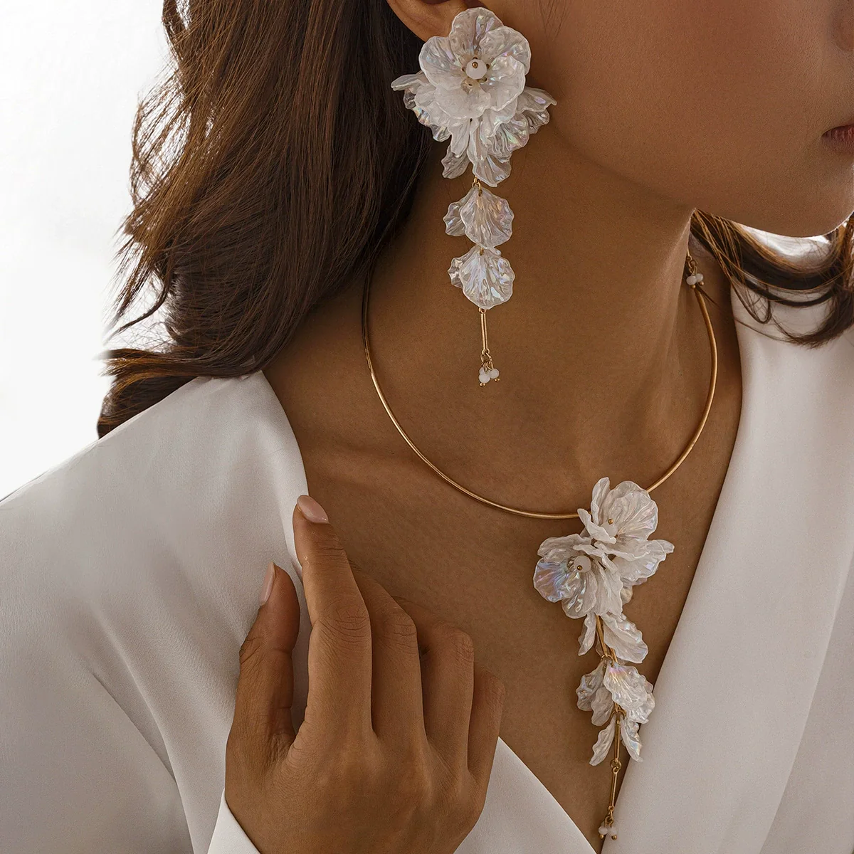 Women's Metal And Plastic Flower Clavicle Necklace And Earrings - Image 2