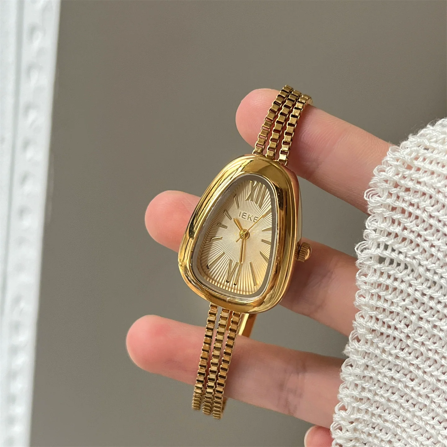 Women's Metal Case Quartz Watch With Snake Head Design And Tassel Chain Medieval Style