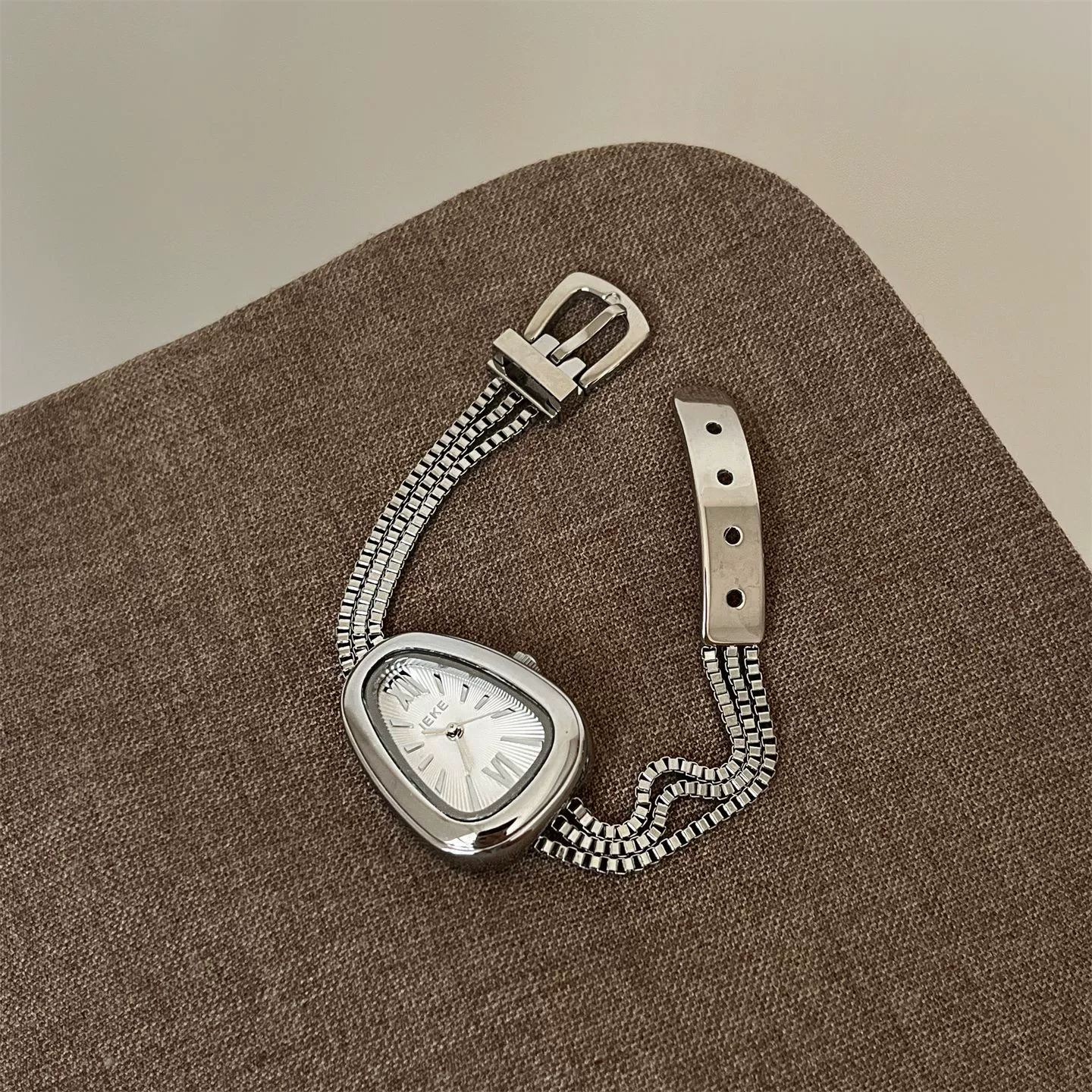 Women's Metal Case Quartz Watch With Snake Head Design And Tassel Chain Medieval Style - Image 7