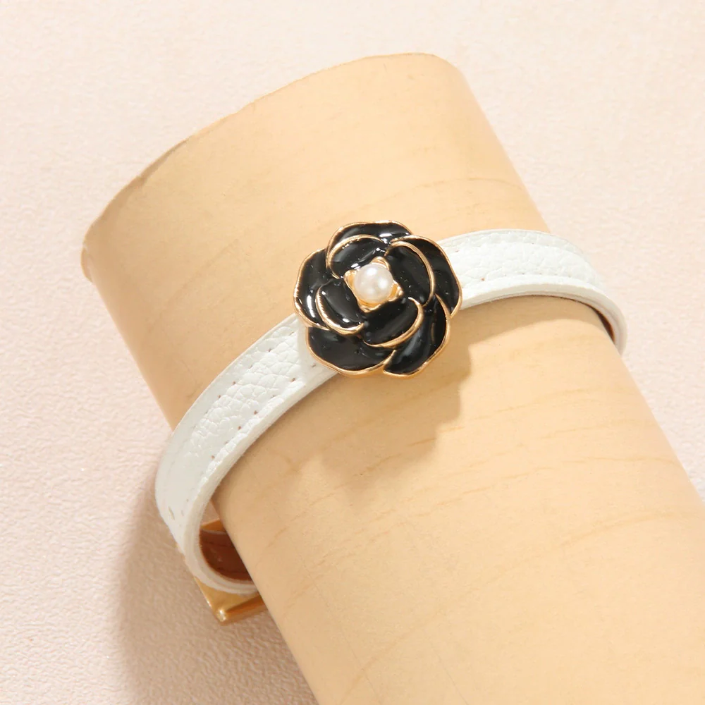 Women's Metal Fashion Bracelet With Flower Pattern And Electroplating Design - Image 4