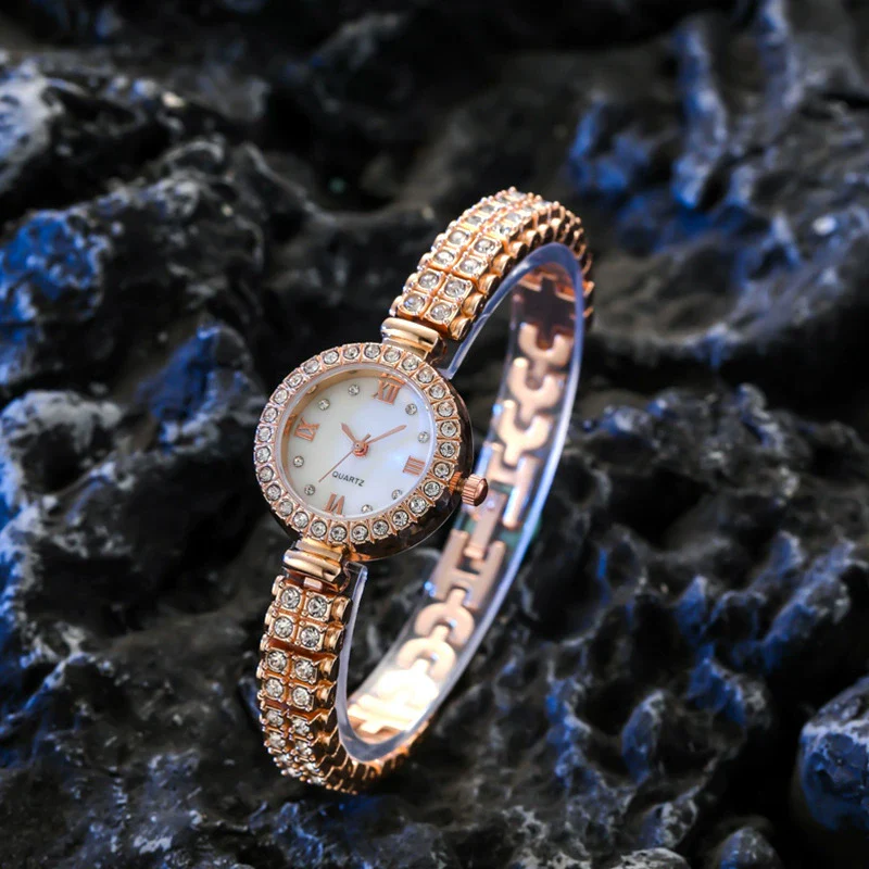 Women's Metal Watch Round Diamondencrusted Fashion Style - Image 2