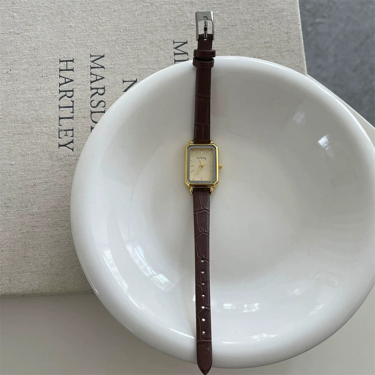 Women's Middle Ancient Style Square Alloy Watch Leisure Style - Image 6