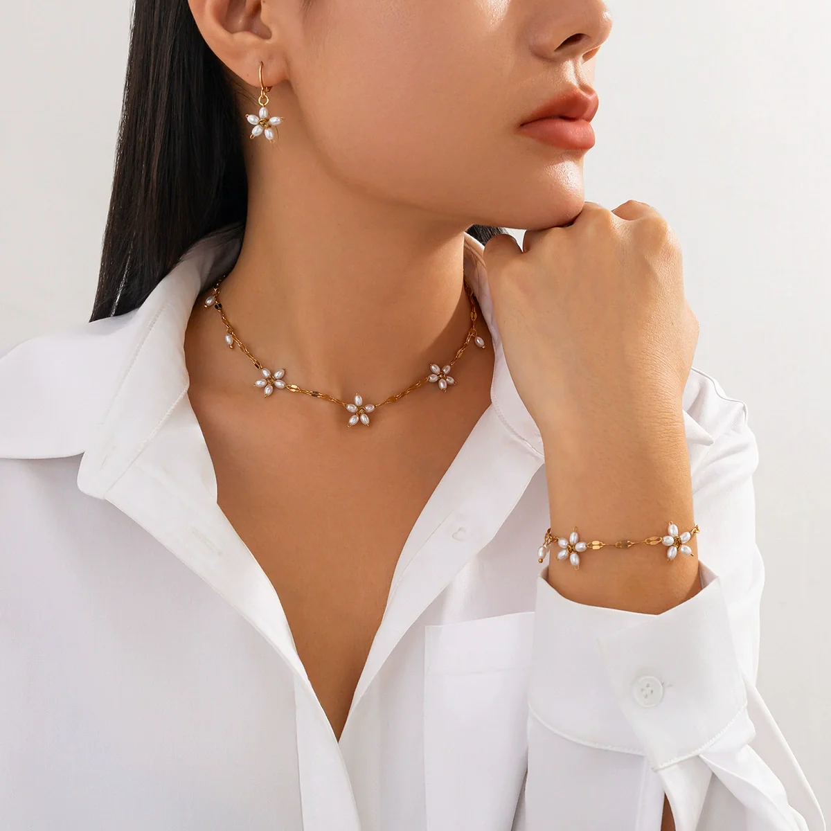 Women's Minimalist Handmade Imitation Pearl Flower Collarbone Necklace With Metal Thin Chain - Image 2