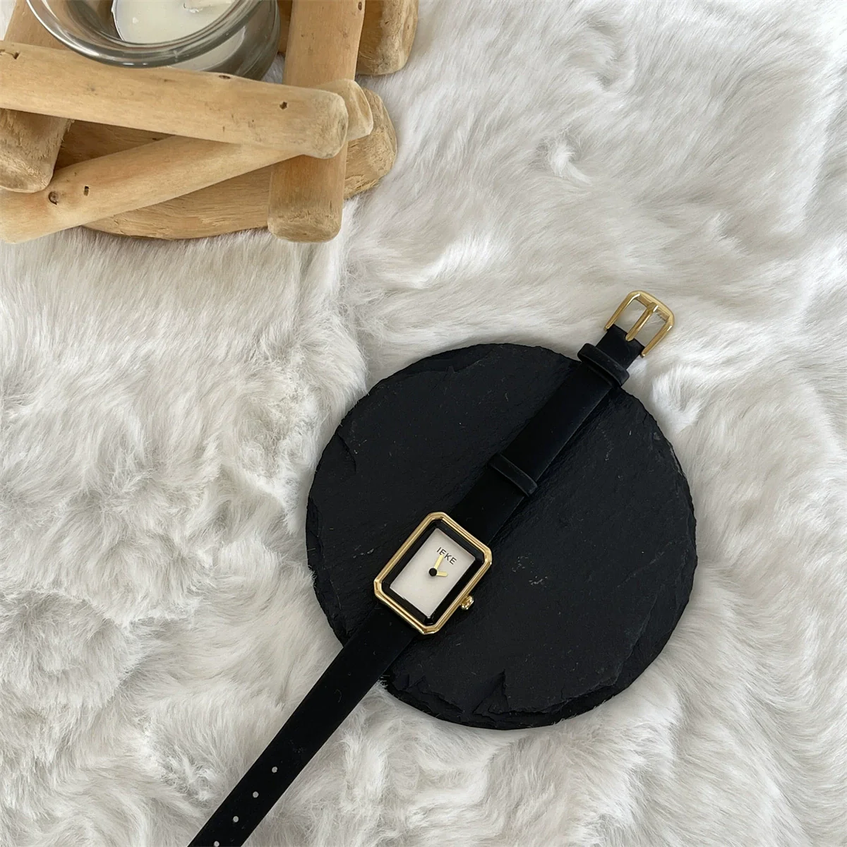 Women's Minimalist Square Alloy Case Quartz Watch With Middle Ages Style - Image 7