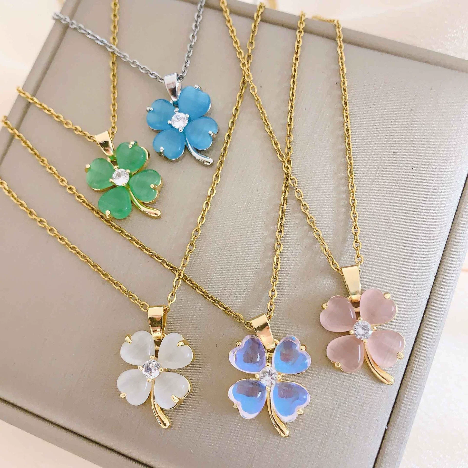 Women's Minimalist Titanium Steel Necklace With Cat's Eye And Fourleaf Clover Real Gold Plated And Enhanced Color Retention