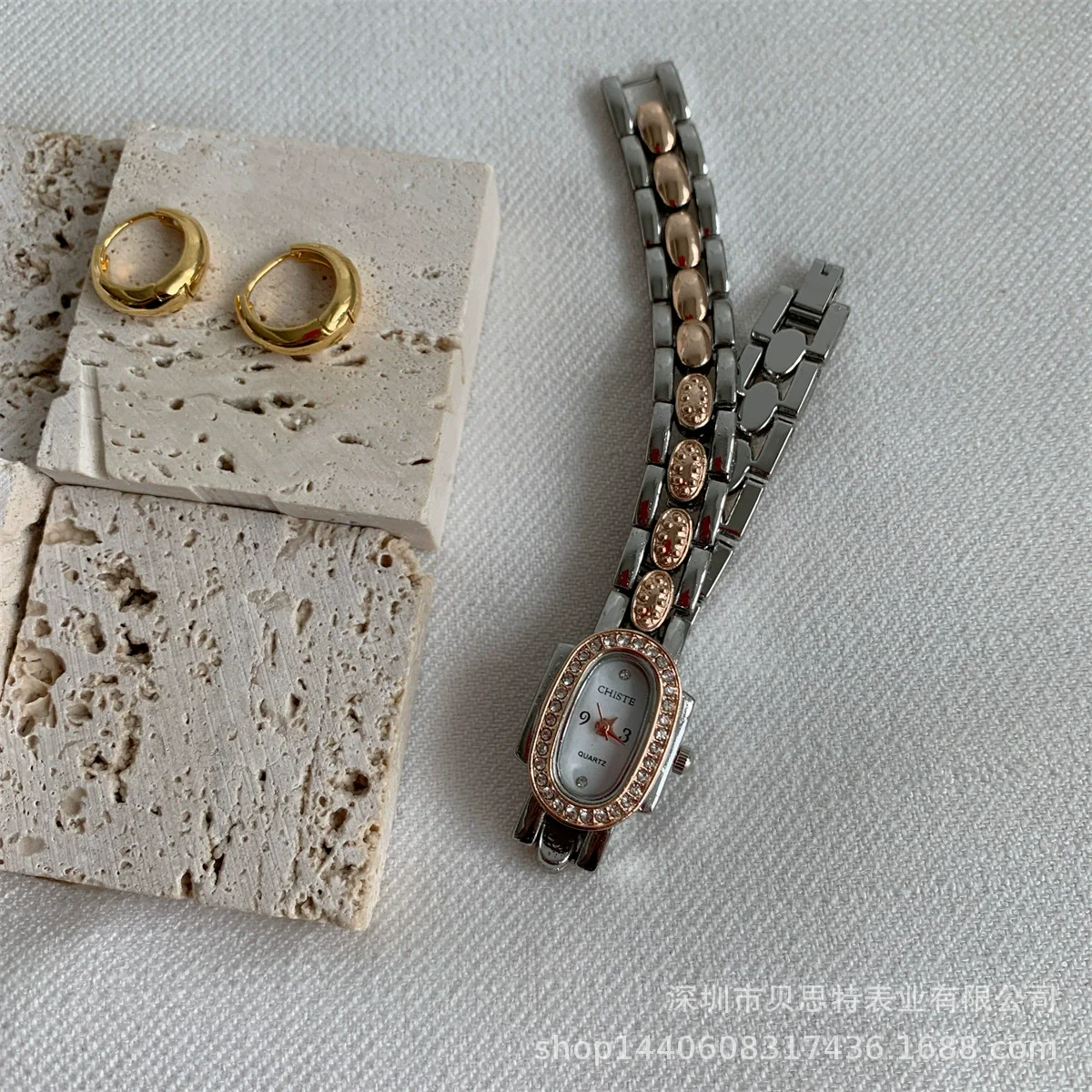 Women's Oval Alloy Bracelet Watch With Diamondencrusted Antique And Fashion Style - Image 3