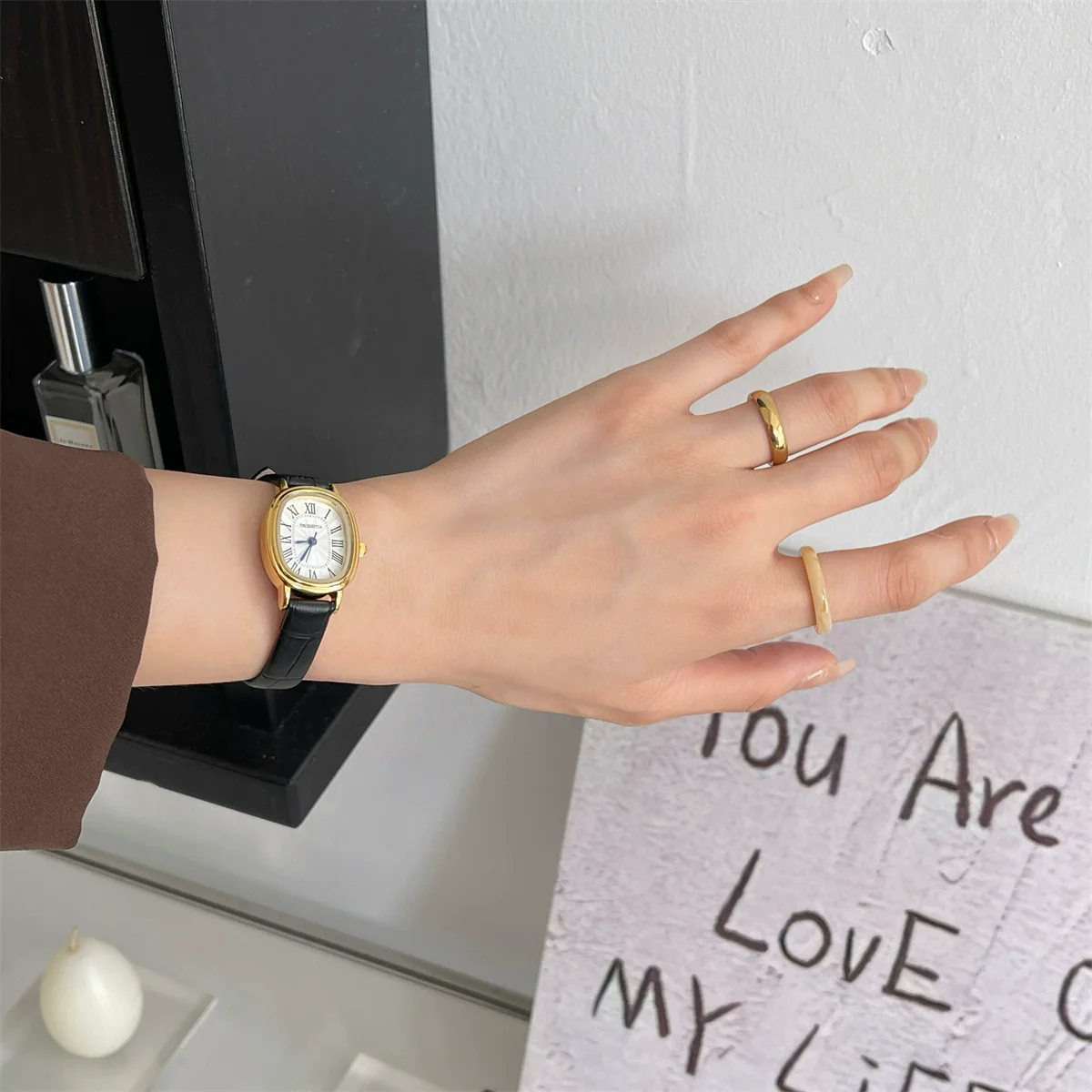 Women's Oval Alloy Case Quartz Watch With Pu Leather Belt And Stainless Steel Horseshoe Buckle Printed Logo Onion Crown Mineral Reinforced Glass Mirror - Image 2