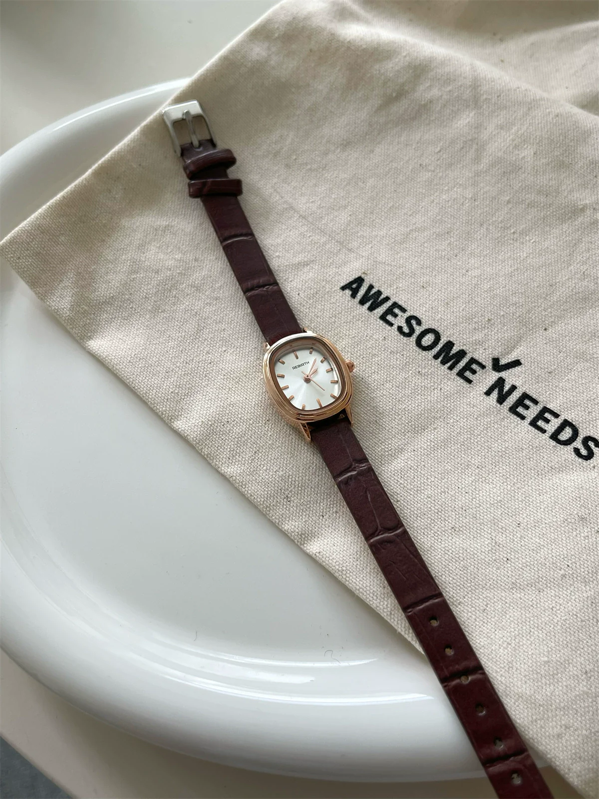 Women's Oval Alloy Case Quartz Watch With Pu Leather Belt And Stainless Steel Horseshoe Buckle Printed Logo Onion Crown Mineral Reinforced Glass Mirror - Image 7