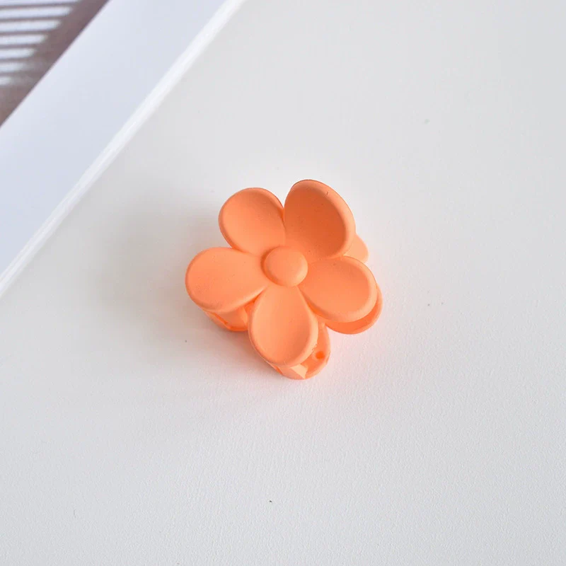 Women's Plastic And Resin Handmade Floral Hair Accessories Flower Grab Clip - Image 10