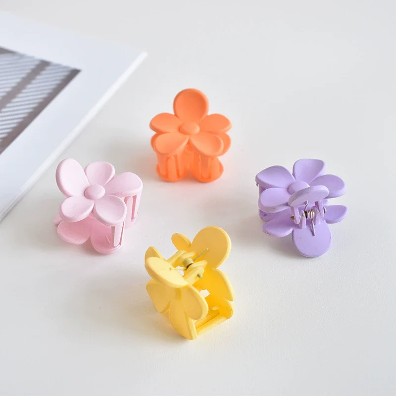 Women's Plastic And Resin Handmade Floral Hair Accessories Flower Grab Clip - Image 2
