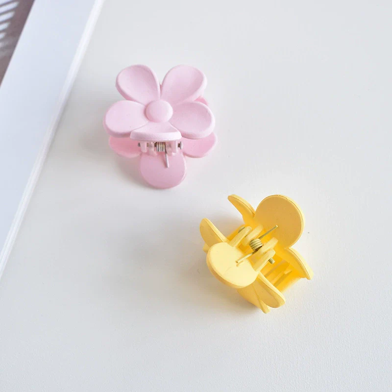Women's Plastic And Resin Handmade Floral Hair Accessories Flower Grab Clip - Image 3