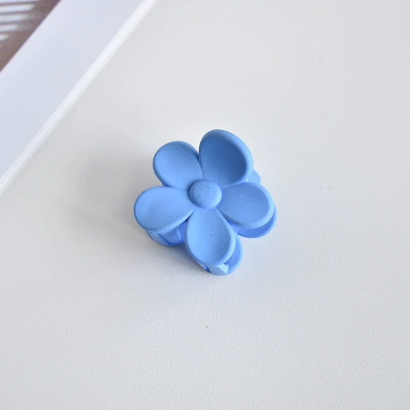 Women's Plastic And Resin Handmade Floral Hair Accessories Flower Grab Clip - Image 4