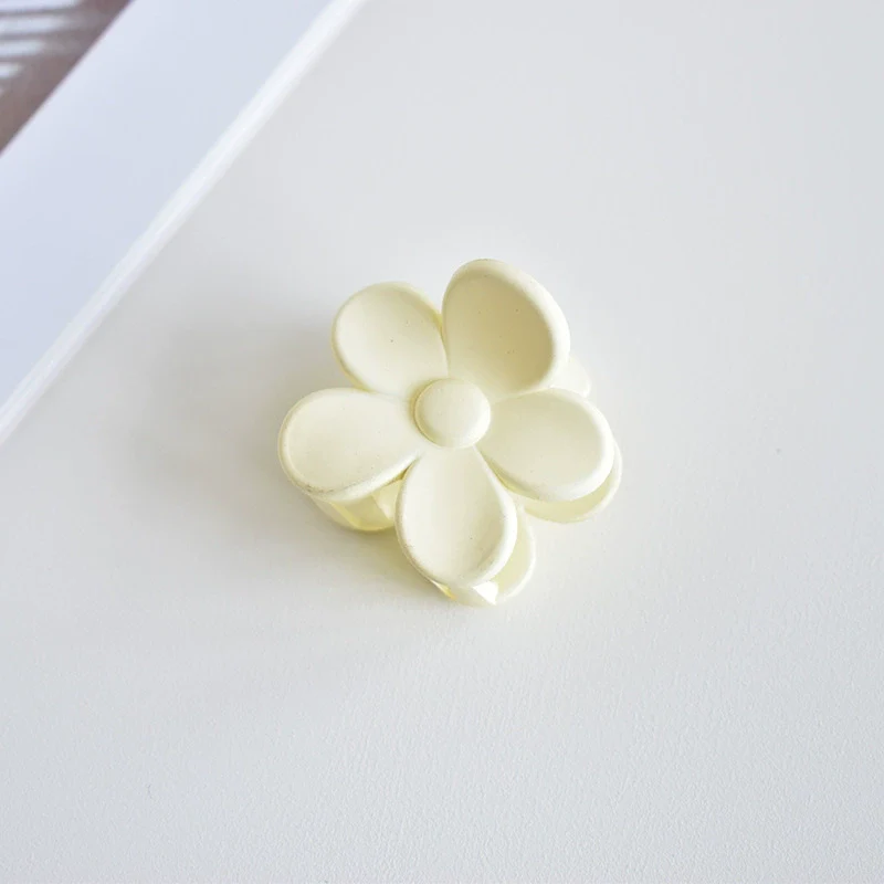 Women's Plastic And Resin Handmade Floral Hair Accessories Flower Grab Clip - Image 5