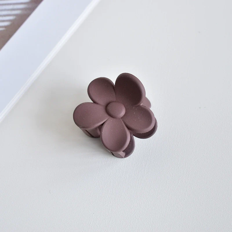 Women's Plastic And Resin Handmade Floral Hair Accessories Flower Grab Clip - Image 6